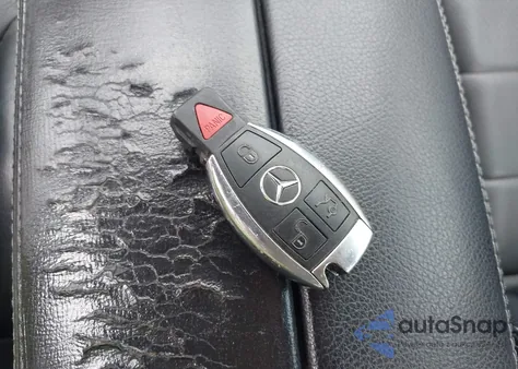 2015 Mercedes-Benz C 300 4Matic/Luxury 4Matic/Sport 4Matic z USA, uszkodzony, nr VIN 55SWF4KB5FU010207